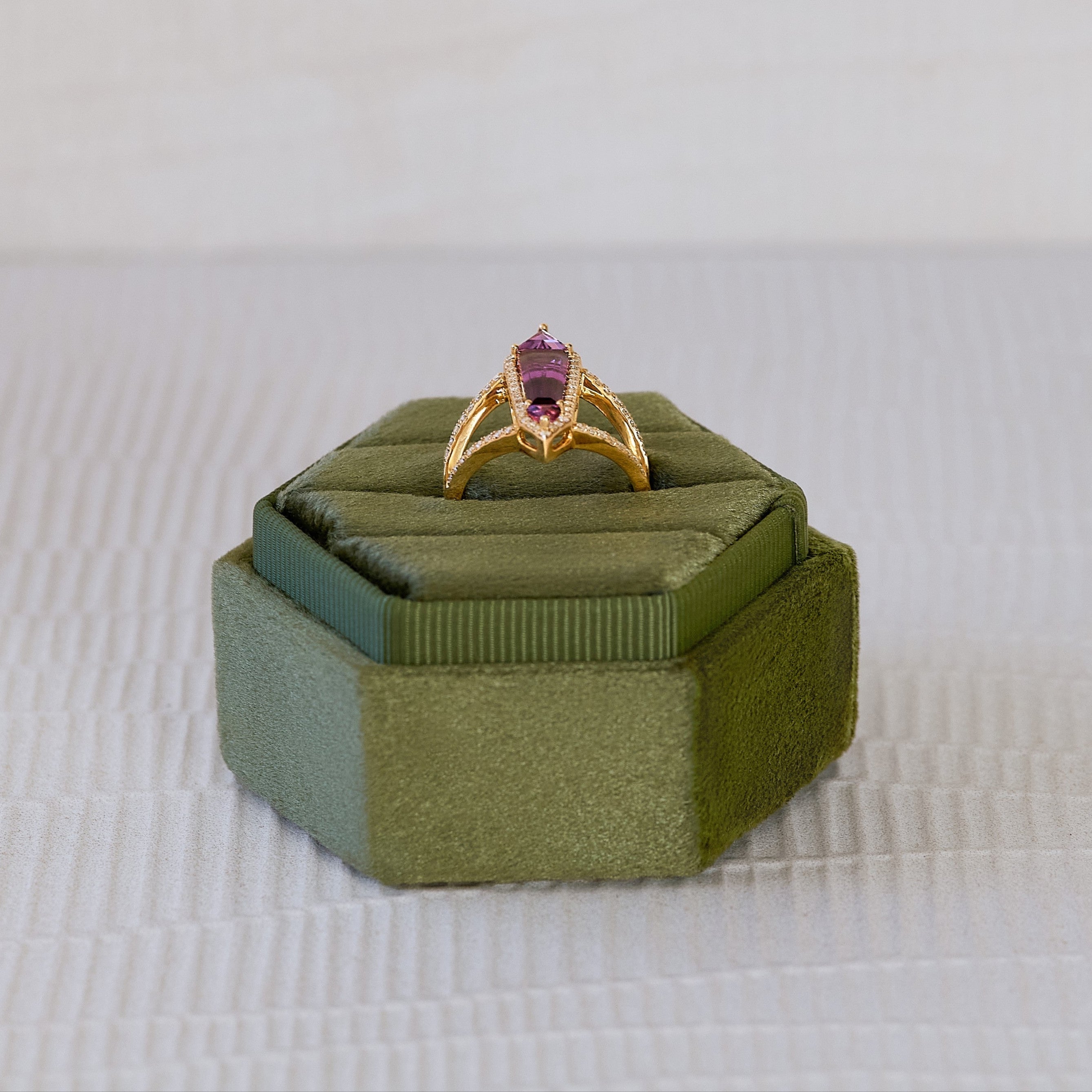 Shield 14K solid yellow gold and amethyst ring