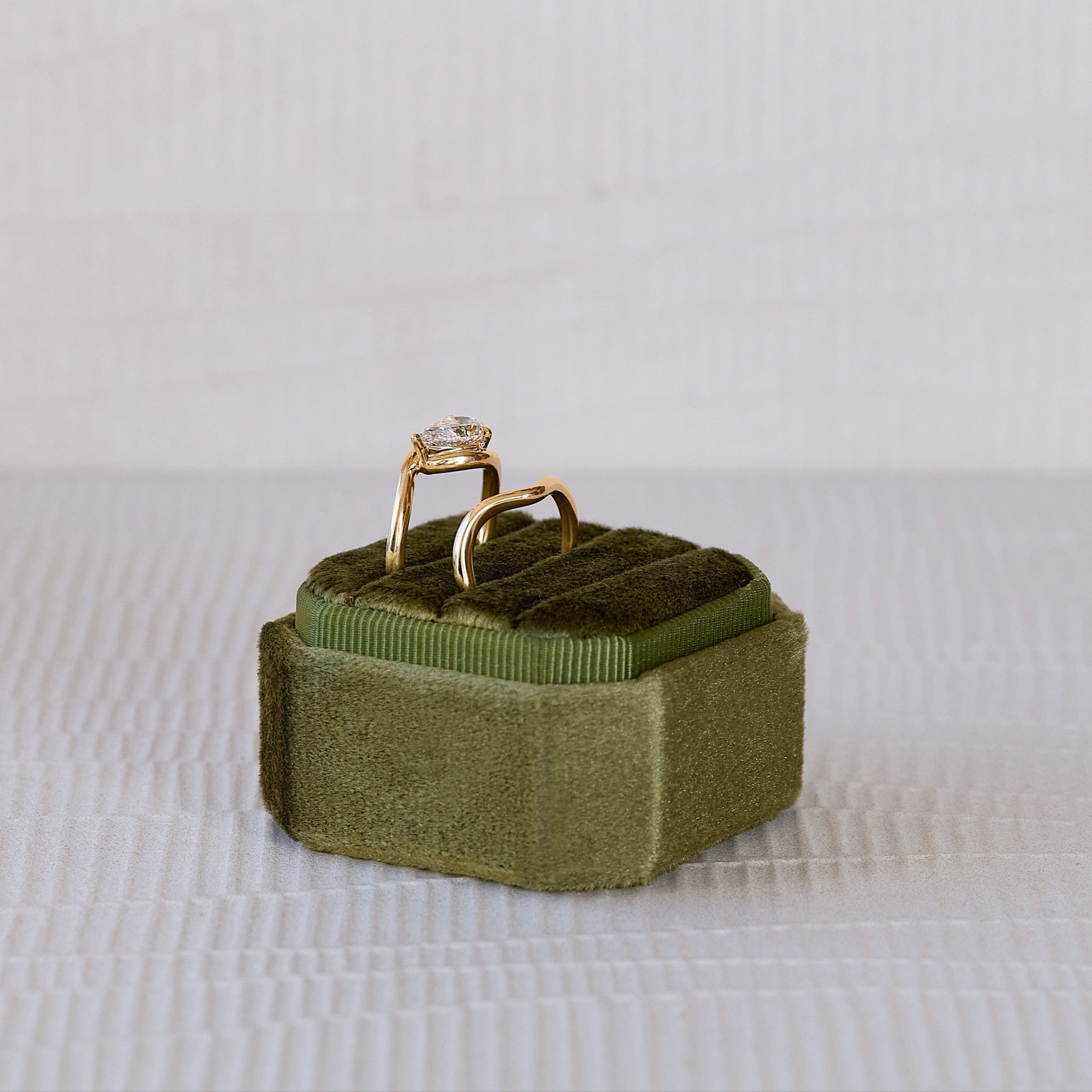 Eliana 14K solid yellow gold with pear-shaped diamond nesting ring and band set