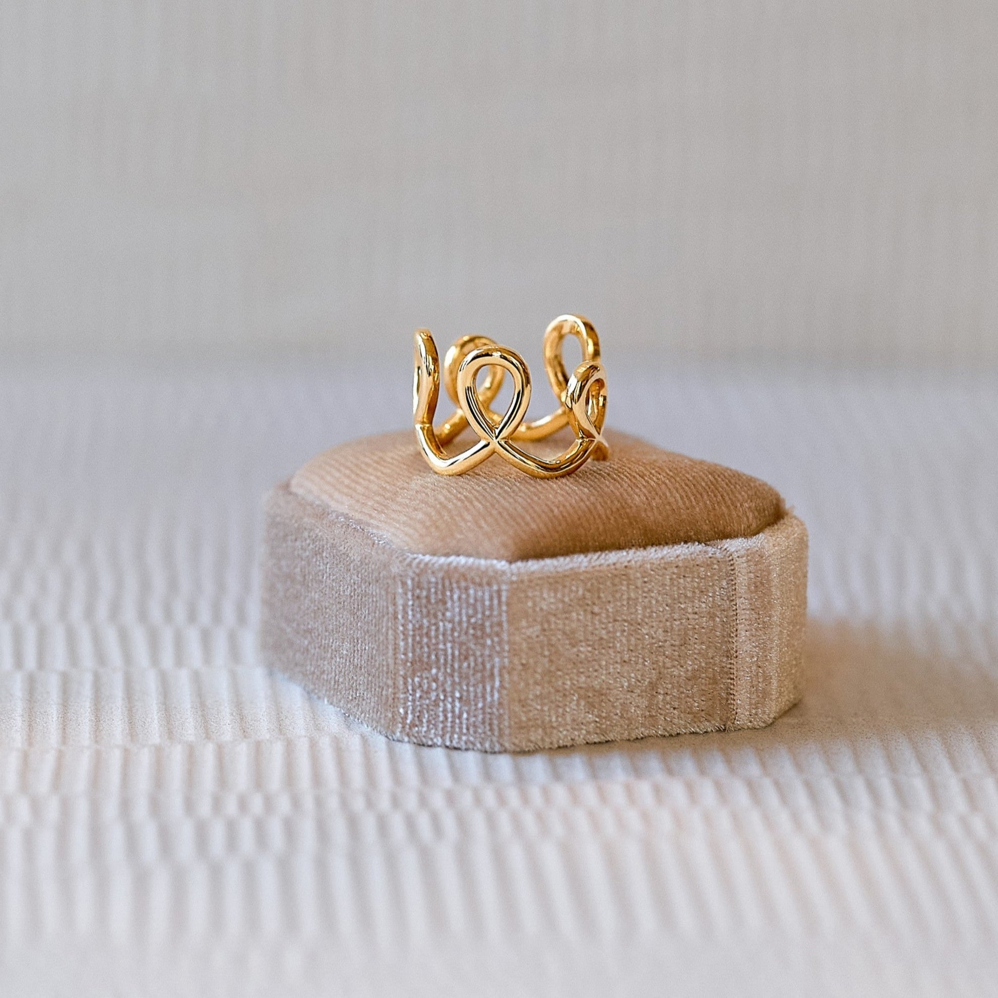 Royale 18K solid yellow gold looping line ring