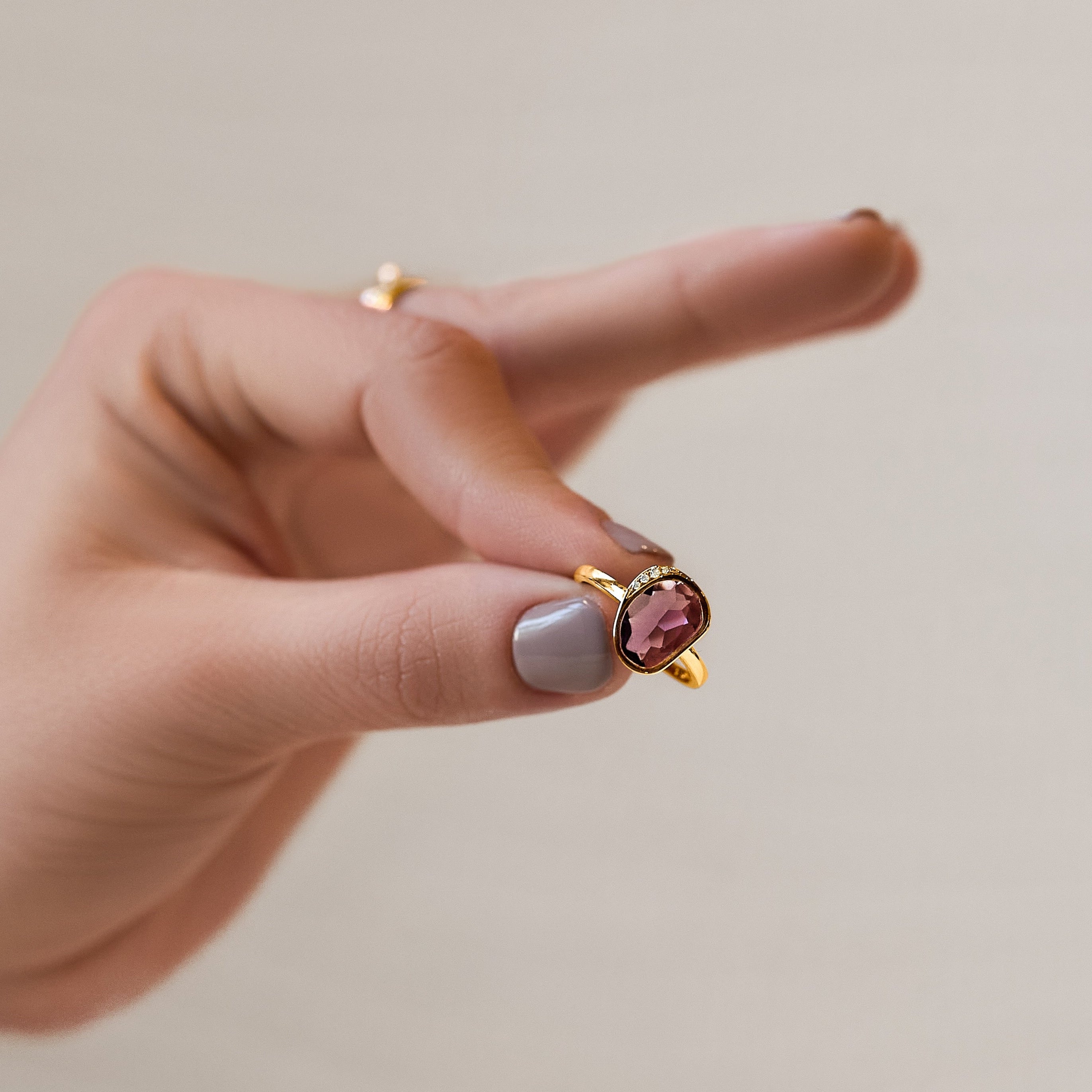 Qi 18K solid rose gold ring with a 2.20 carat amethyst