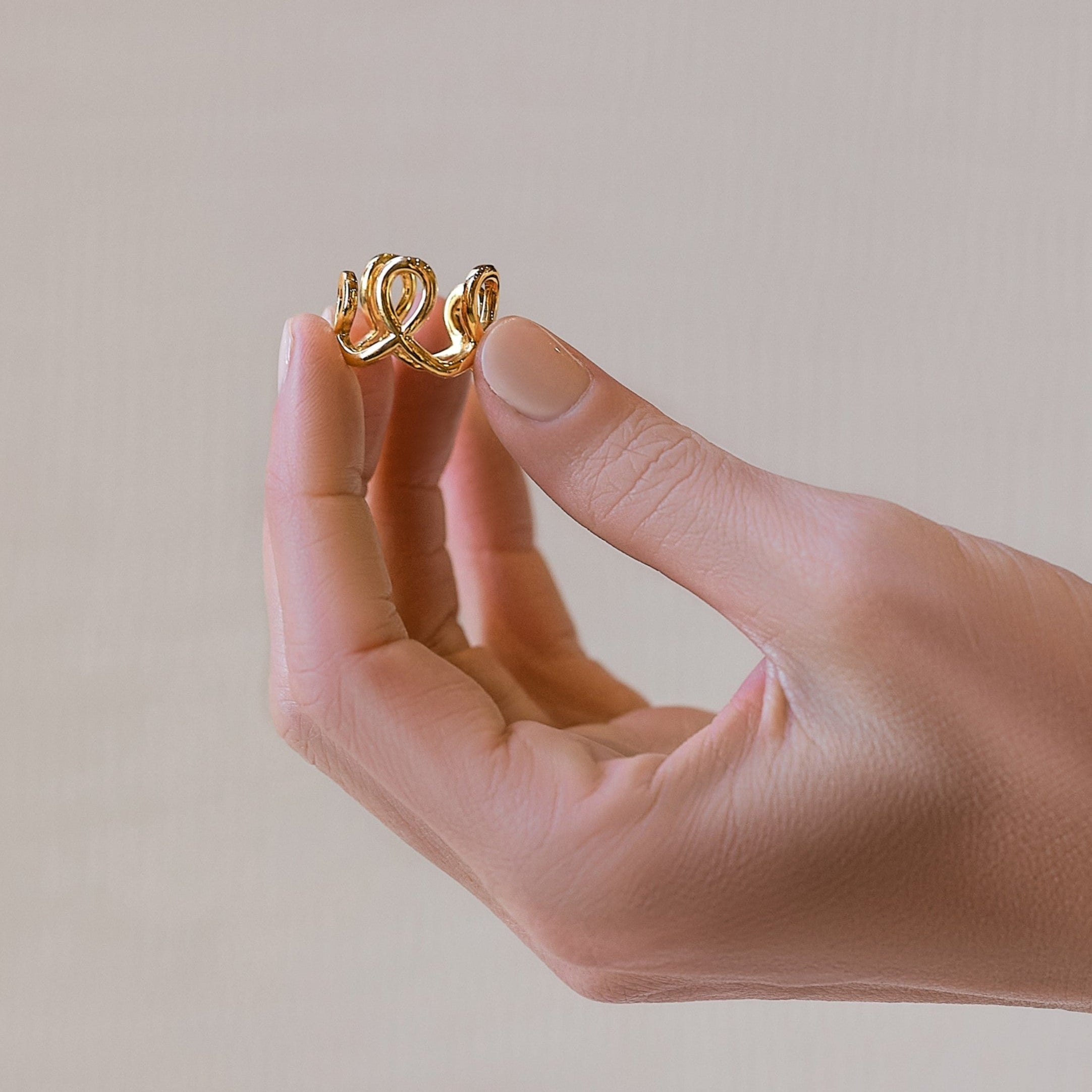 Royale 18K solid yellow gold looping line ring