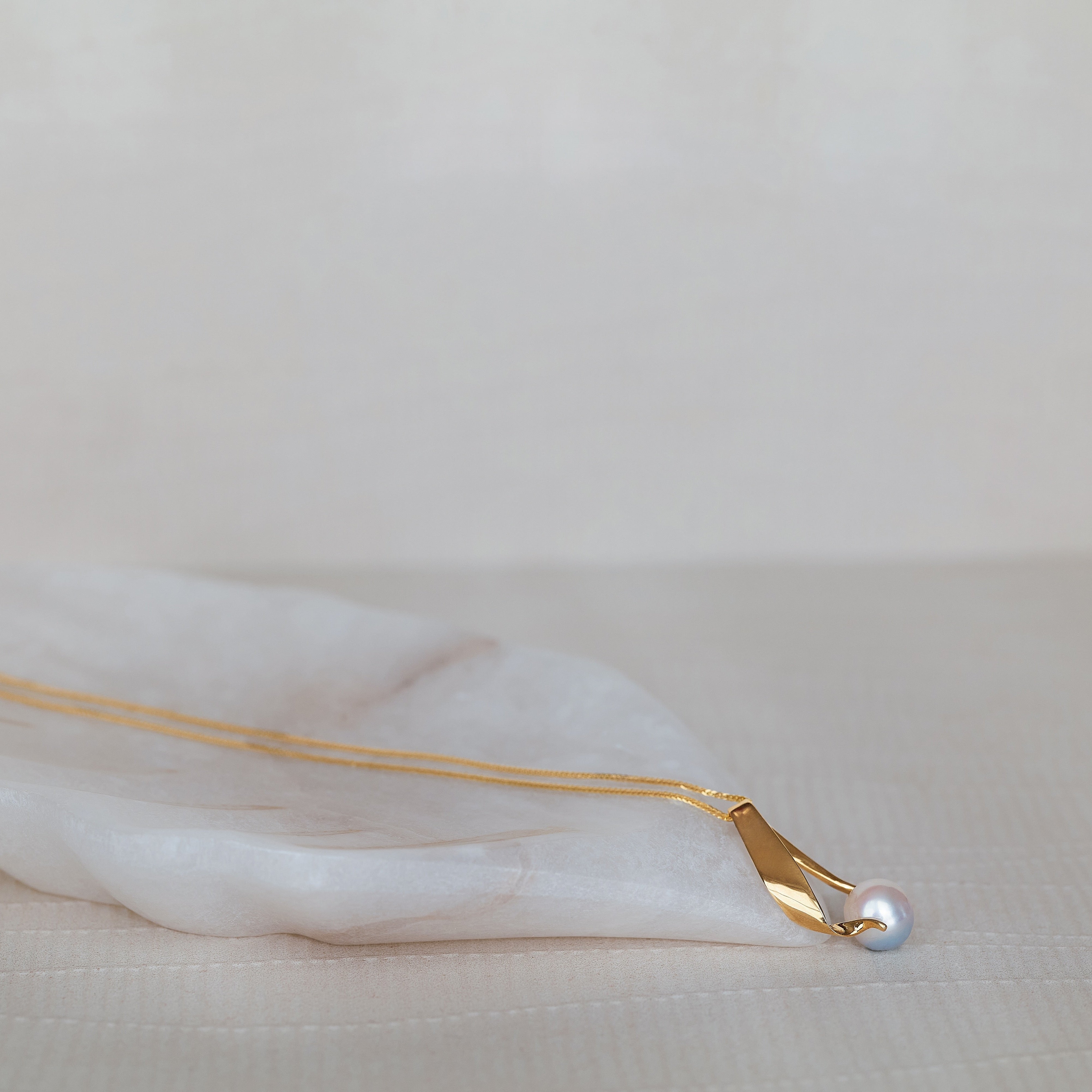 Flow 14K solid yellow gold pearl ribbon necklace