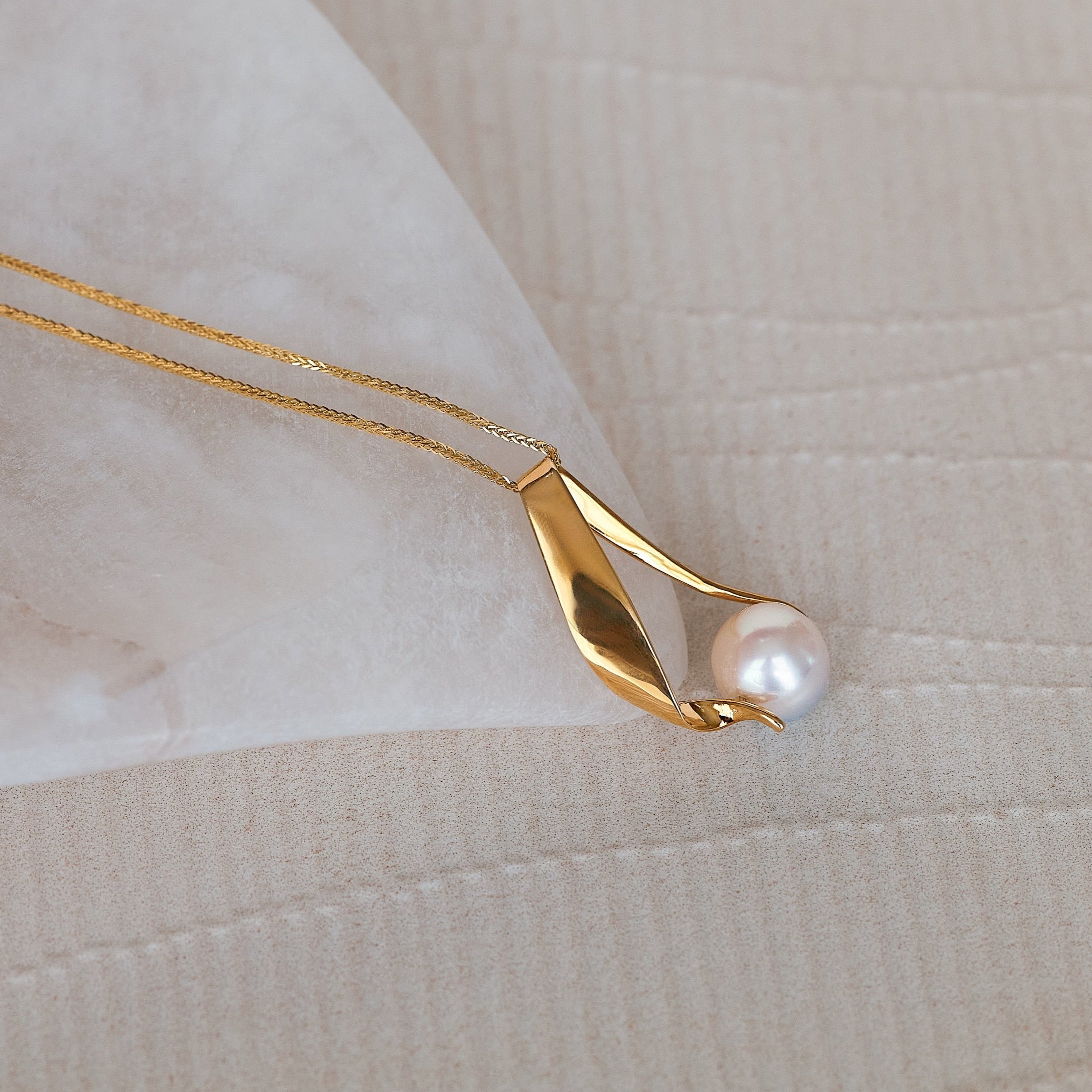 Flow 14K solid yellow gold pearl ribbon necklace