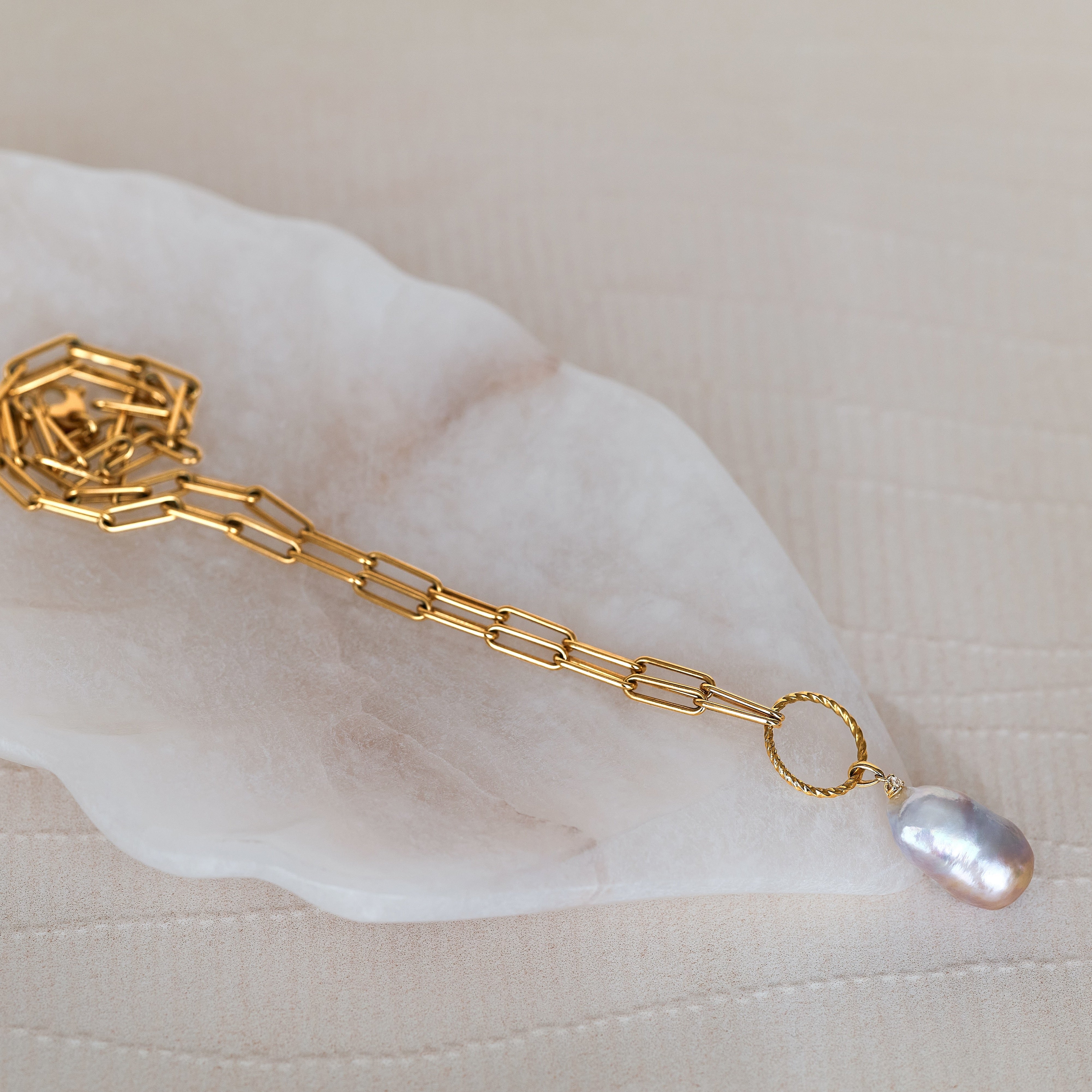 Bestowed 18K solid yellow gold necklace with baroque iridescent pearl