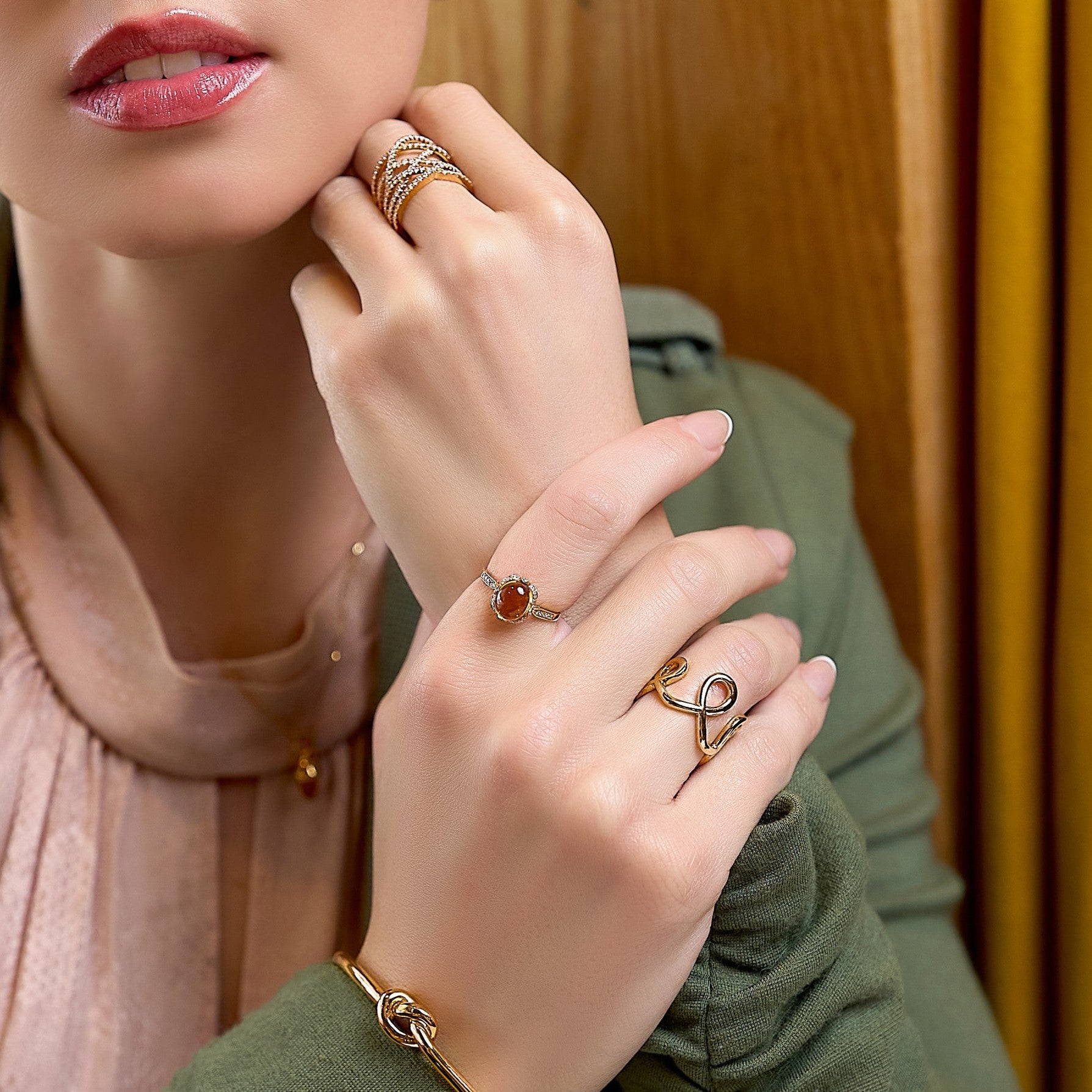 Royale 18K solid yellow gold looping line ring